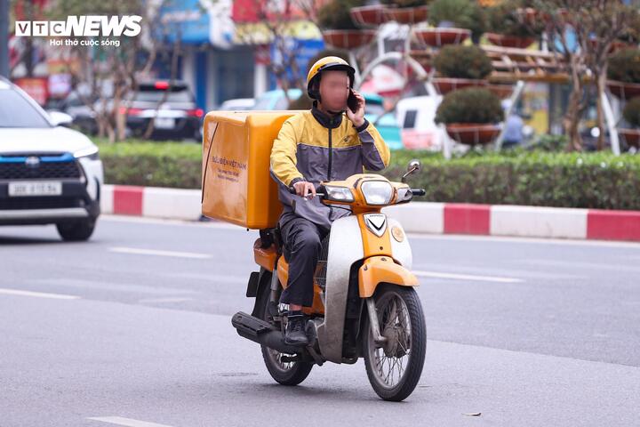 Việc mải mê với màn hình điện thoại khiến tài xế mất tập trung, thiếu quan sát dòng phương tiện xung quanh, từ đó khó kiểm soát tình huống và xử lý kịp thời các nguy cơ phát sinh.