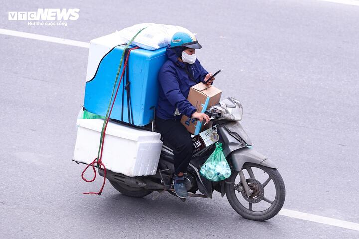 Tình trạng vừa lái xe vừa sử dụng điện thoại diễn ra phổ biến trên nhiều tuyến phố, xuất hiện ở mọi khung giờ, khiến người tham gia giao thông luôn trong tâm trạng lo lắng vì nguy cơ tai nạn rình rập.