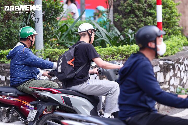 Phớt lờ nguy hiểm, nhiều người vẫn mải mê gọi điện, nghe nhạc khi lái xe - 20