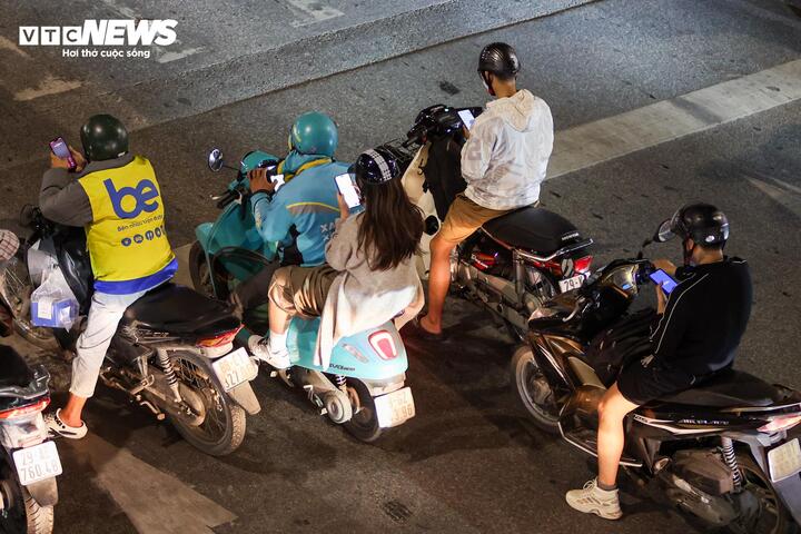 Nghe nhạc, gọi điện thoại khi đang lái xe là hành vi đầy rủi ro. Với người đi xe máy, chỉ cần một tay rời khỏi tay lái để sử dụng điện thoại, khả năng xử lý tình huống đã suy giảm, tai nạn có thể xảy ra chỉ trong tích tắc.