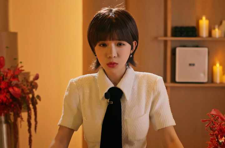 "Chị Bờ Vai" do LyLy thủ vai cũng gây ấn tượng bởi những câu thoại khi lắng nghe chuyện tình cảm của Nhật Hạ.