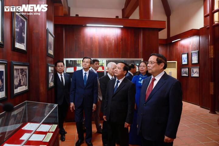 Thủ tướng Phạm Minh Chính và các đại biểu nghe giới thiệu những hiện vật, tư liệu về cuộc đời hoạt động cách mạng của Thủ tướng Phạm Văn Đồng.