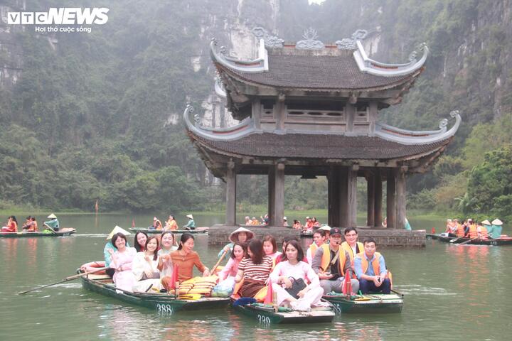 Du khách chiêm ngưỡng các di sản trên dòng sông Ngô Đồng, khu du lịch sinh thái Tràng An.