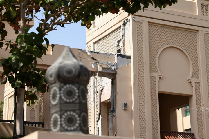 Khách sạn hạng sang Fairmont The Palm ở Dubai bị hư hại do một cuộc tấn công của Iran. (Nguồn: The New York Times)