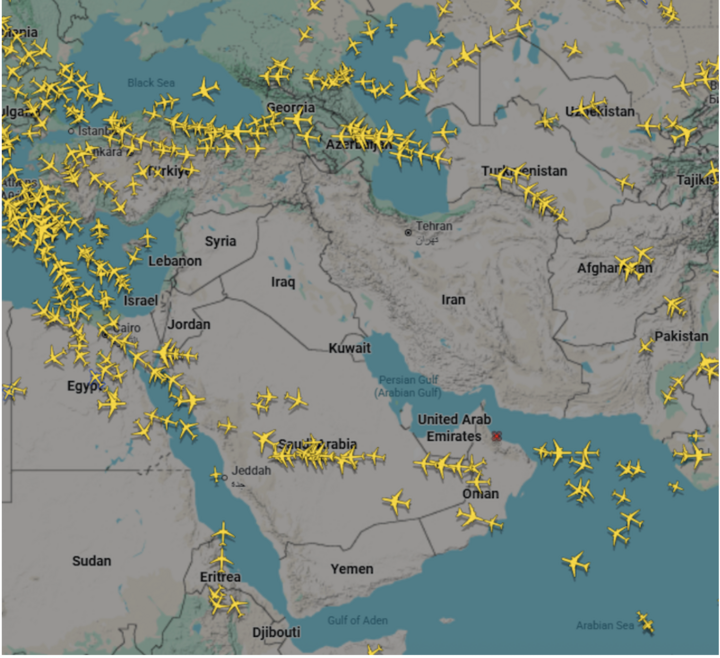 Máy bay tránh vùng xung đột quanh Iran.
