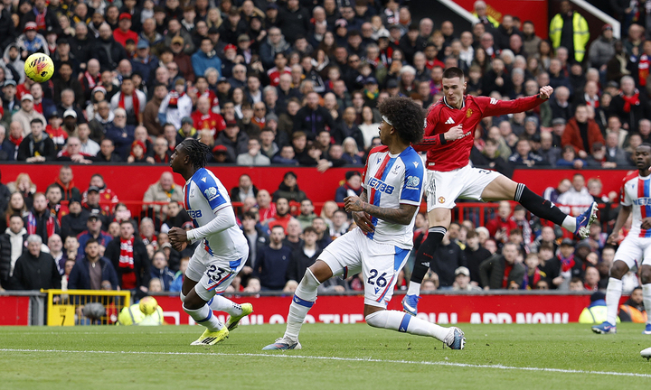 Man Utd tiếp tục tạo cơ hội bằng bóng bổng và tình huống cố định. (Ảnh: Reuters)