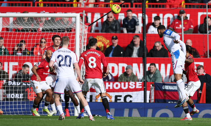 Lacroix đánh đầu về góc xa. (Ảnh: Reuters)