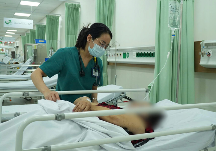 Các bệnh nhân nghi ngộ độc thực phẩm sau khi ăn bánh mì đang được điều trị tại Khoa Cấp cứu. (Ảnh: BVCC)