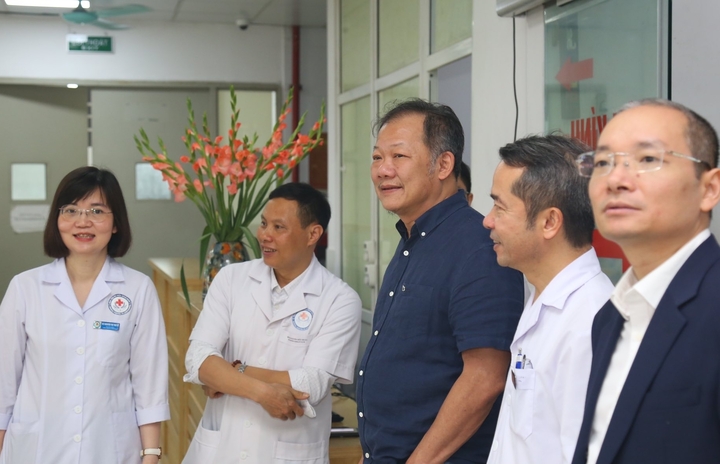 PGS.TS Dương Đức Hùng cùng đại diện các đơn vị khảo sát, triển khai công tác bàn giao, tiếp nhận Bệnh viện Đa khoa Nông nghiệp.