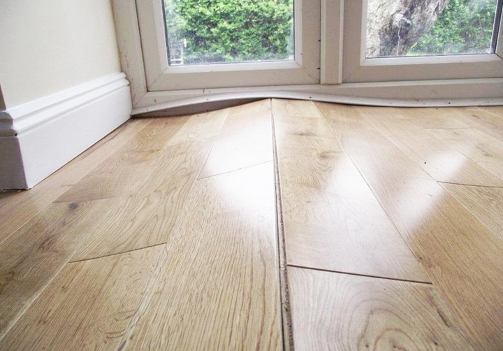 Độ ẩm tăng cao khiến sàn gỗ bị phồng. (Ảnh: Happynest)