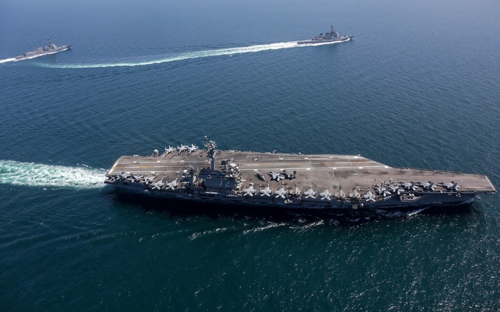 Tàu sân bay USS Abraham Lincoln và các chiến hạm di chuyển theo đội hình trong cuộc tập trận song phương Mỹ - Nhật Bản trên biển Nhật Bản (Ảnh do Hải quân Mỹ công bố qua AP).