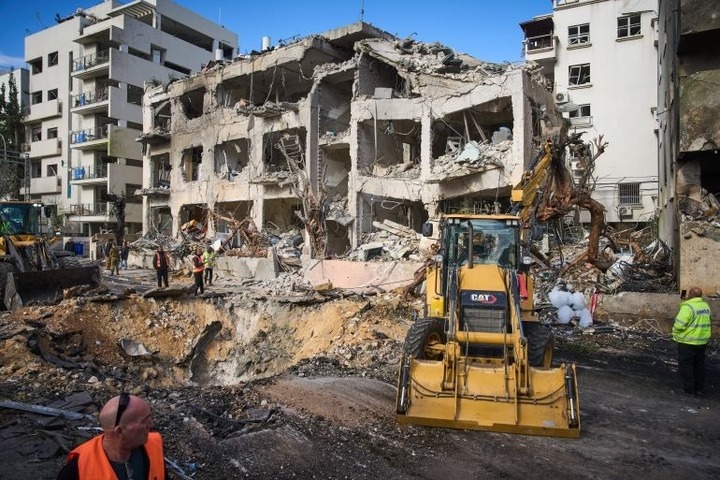 Thiệt hại sau một vụ tấn công ở Tel Aviv, Israel. (Ảnh: AP)