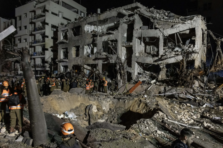 Lực lượng cứu hộ Israel nhanh chóng được triển khai tới hiện trường một tòa nhà bị hư hại ở Tel Aviv sau khi tên lửa đạn đạo Iran tập kích nhiều khu vực trong thành phố. (Nguồn: The New York Times)