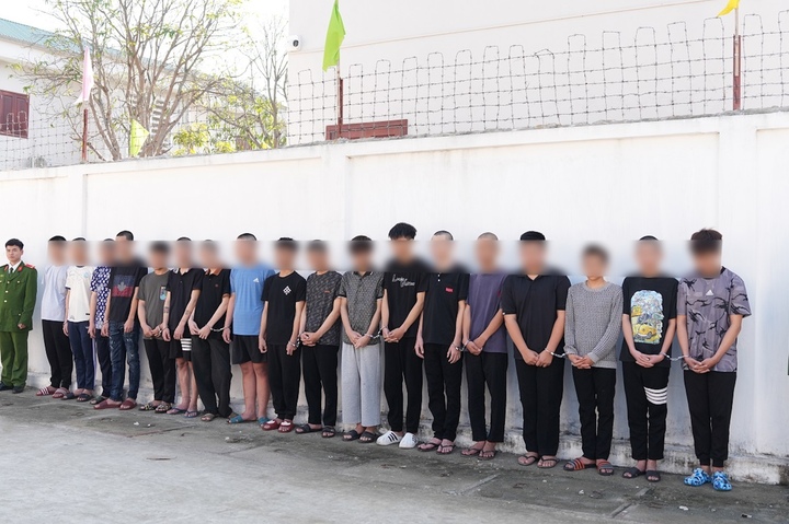 Nhóm thanh thiếu niên được đưa về trụ sở cơ quan công an để làm việc, xử lý. (Ảnh: Công an Nghệ An)