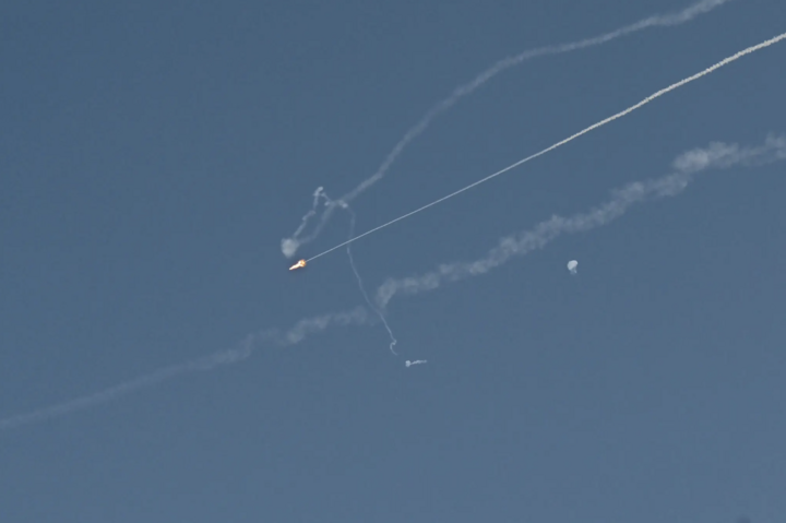 Các tiếng nổ vang lên khi một vật thể bay từ Iran bị đánh chặn trên bầu trời Dubai. (Nguồn: The New York Times)