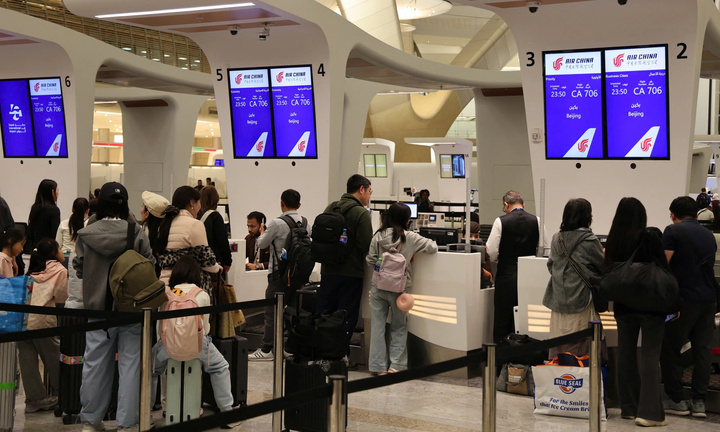 Nhiều hành khách tìm cách tháo chạy khỏi UAE. (Ảnh: AFP)