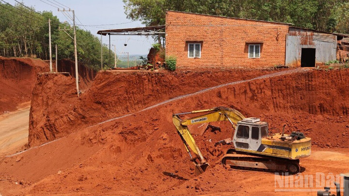 Một hộ dân nằm ở mặt tiền rơi vào tình trạng chênh lệch cao độ lớn so với mặt đường.