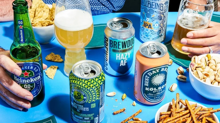 Nhiều người có thói quen thưởng thức bia không độ với đồ chiên rán, tạo nên nguy cơ tăng cân. (Ảnh: The Wasington Post)