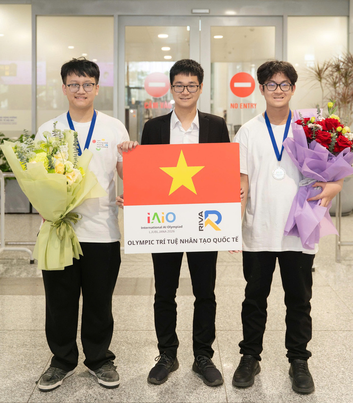 Trừ trái qua phải: Trần Thuận Hiếu - Thầy chủ nhiệm Nguyễn Thanh Tùng - Phạm Nguyễn Đăng Huy.