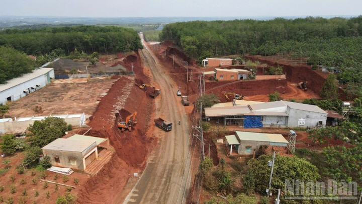 Toàn cảnh khu vực 8 hộ dân chênh lệch cao độ lớn so với mặt đường.