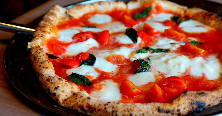 Người Italia thường sử dụng các nguyên liệu địa phương khi làm món pizza truyền thống. (Ảnh: Tastela)