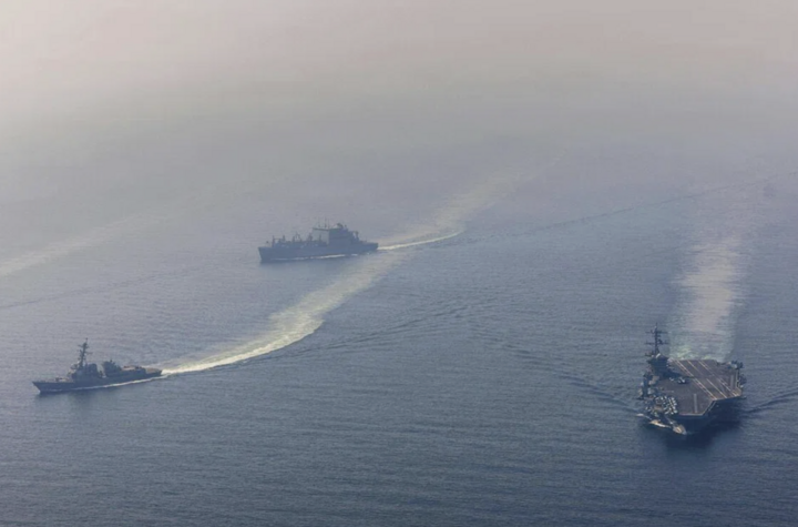 Tàu sân bay USS Abraham Lincoln đang hoạt động trên biển. (Ảnh: Getty)