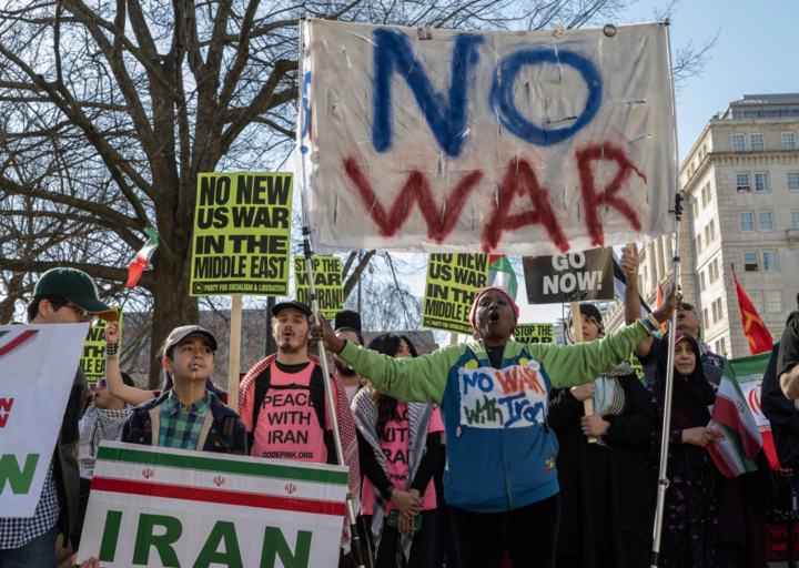 Biểu tình phản đối cuộc tấn công của Mỹ và Israel vào Iran tại khu vực gần Nhà Trắng. (Ảnh: Getty)