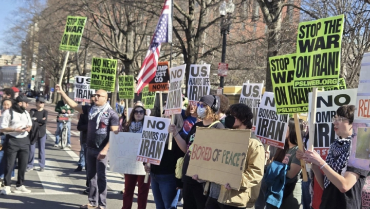 Người biểu tình kêu gọi chấm dứt chiến tranh tại Iran.