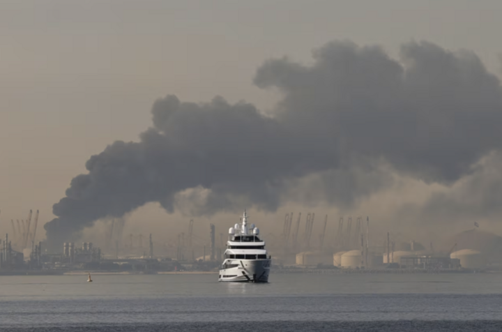 Cột khói bốc lên từ cảng Jebel Ali sau vụ tấn công do Iran thực hiện ở Dubai. (Ảnh: Getty)