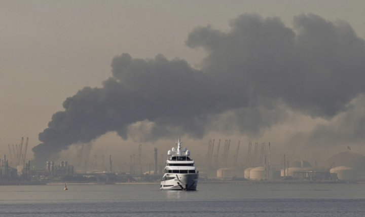 Cột khói lớn bốc lên tại cảng Jebel Ali ở Dubai. (Ảnh: Getty)