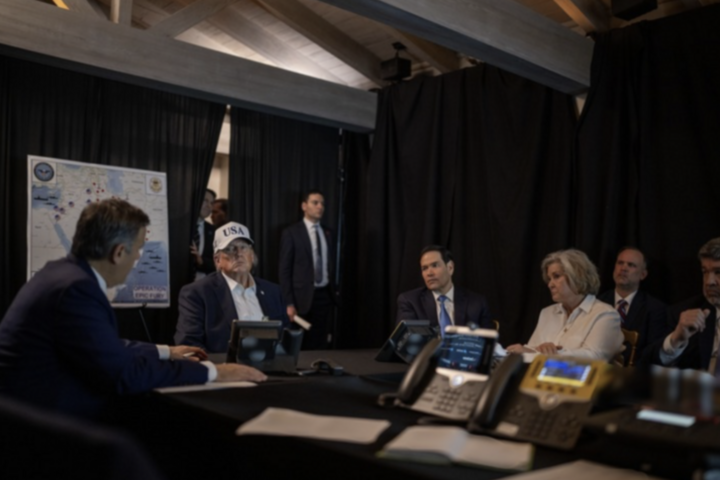 Tổng thống Donald Trump và các quan chức chính quyền theo dõi cuộc tấn công của Mỹ - Israel vào Iran.