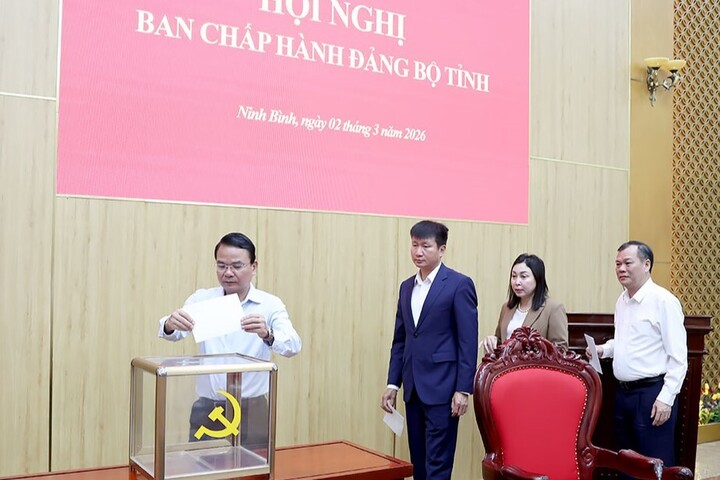 Các đại biểu bỏ phiếu bầu Bí thư Tỉnh ủy Ninh Bình, nhiệm kỳ 2025-2030.