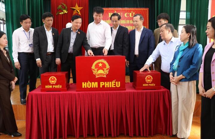 Phó Chủ tịch Quốc hội Nguyễn Khắc Định kiểm tra công tác chuẩn bị bầu cử tại Ninh Bình (Ảnh: Báo Nhân Dân).