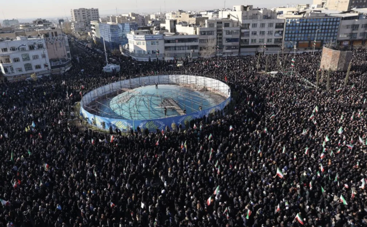 Người ủng hộ chính phủ tụ tập tưởng niệm sau khi truyền hình nhà nước thông báo Lãnh tụ tối cao Ayatollah Ali Khamenei qua đời, tại Tehran, Iran, ngày 1/3/2026 (Nguồn: AP)