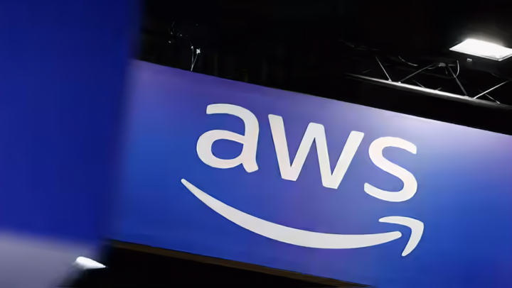 Biểu tượng Amazon Web Services (AWS) - nền tảng điện toán đám mây vừa gặp sự cố hỏa hoạn tại trung tâm dữ liệu ở UAE. (Nguồn: Reuters)