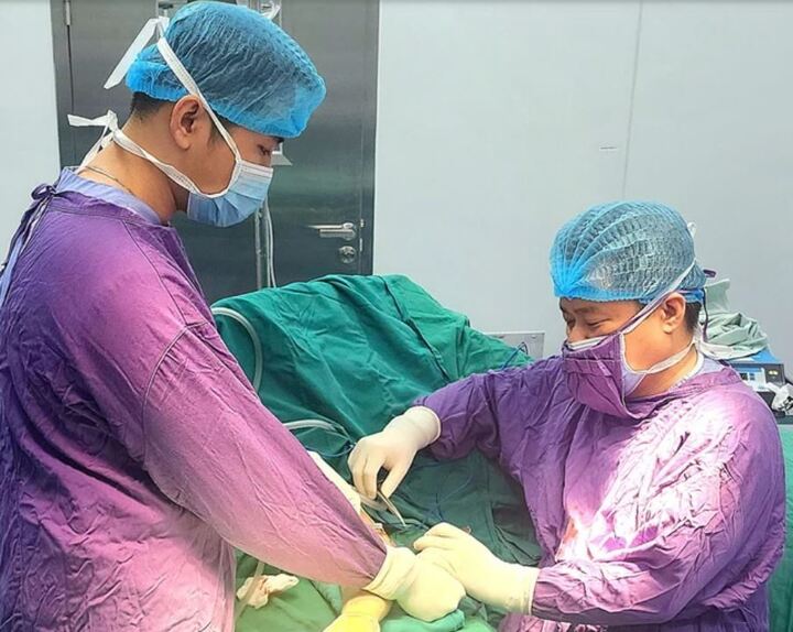 Tê ngón tay út tưởng chuyện nhỏ, người đàn ông suýt teo cả bàn tay. (Ảnh: Suckhoedoisong).