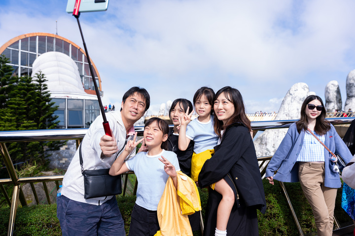 Bà Nà Hills từ lâu khẳng định vị thế là điểm đến biểu tượng, nơi mọi thế hệ trong gia đình đều có thể tìm thấy những khoảnh khắc nghỉ dưỡng trọn vẹn và đáng nhớ.