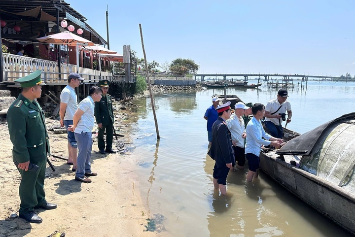 Viện KSND khu vực 1 (TP Huế) tham gia kiểm sát khám nghiệm vụ chìm thuyền làm 2 mẹ con tử nạn xảy ra tại phường Thuận An. (Ảnh: Viện KSND khu vực 1 TP Huế)