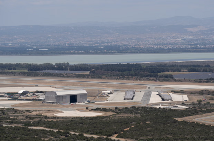 Lực lượng quân đội Anh đang xử lý một vụ việc nghi liên quan đến máy bay không người lái tấn công căn cứ quân sự của nước này tại đảo Síp, Bộ Quốc phòng Anh thông báo và cho biết không ghi nhận thương vong. Sự cố xảy ra vào khoảng nửa đêm tại căn cứ Không quân Hoàng gia Akrotiri. (Nguồn: The Independent)