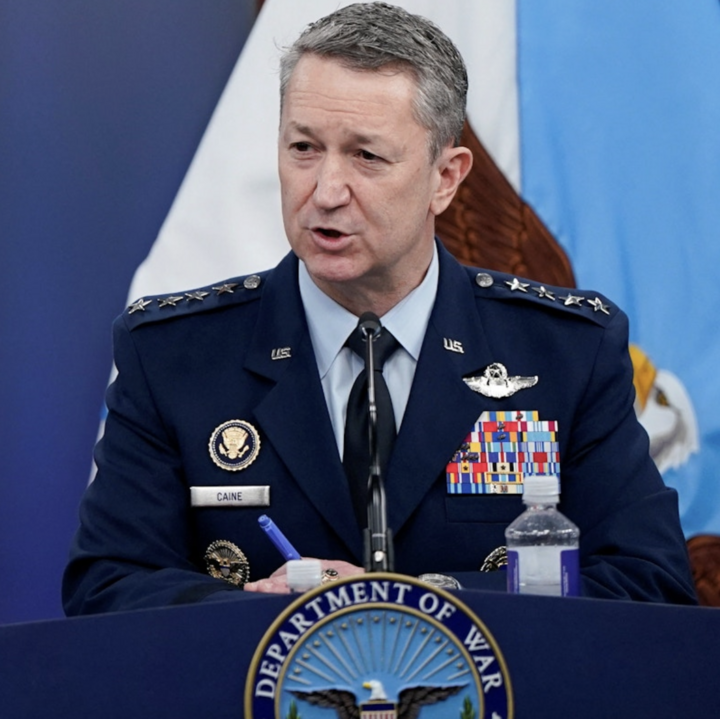Tướng Dan Caine, Chủ tịch Hội đồng Tham mưu trưởng Liên quân Mỹ trong cuộc họp báo tại Lầu Năm Góc. (Ảnh: Reuters)