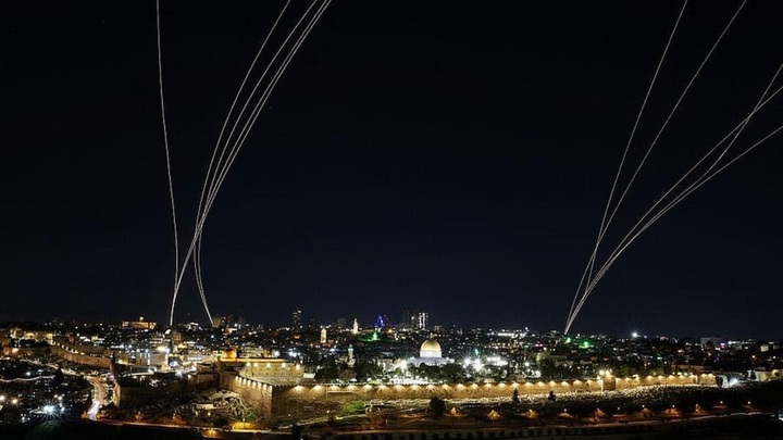 Israel đánh chặn khi tên lửa được phóng từ Iran, sau các cuộc tấn công của Israel và Mỹ vào Iran, tại Jerusalem. (Ảnh: Reuters)