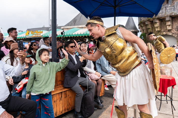 Những show diễn đường phố là trải nghiệm yêu thích của các thế hệ cùng gia đình khi đến Sun World Ba Na Hills.