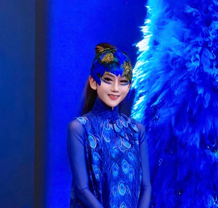 "Chim công làng múa" Dương Lệ Bình.