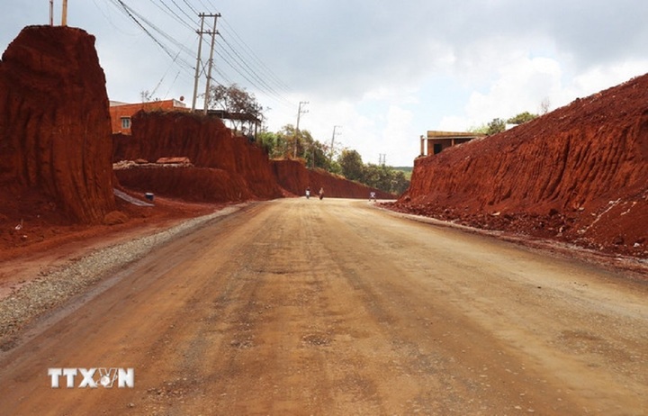 Việc hạ cốt nền, thi công mở rộng tuyến đường ĐT.753 khiến nhiều nhà dân nằm cheo leo trên mép đường ở độ cao 8-9m. (Ảnh: Đậu Tất Thành/TTXVN)