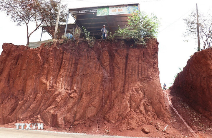 Ngôi nhà của chị Nguyễn Thị Mộng Cầm, ấp Suối Nhung, xã Tân Lợi, cao hơn so với đường gần 9 mét, khi hạ cốt nền, thi công tuyến đường ĐT.753. (Ảnh: Đậu Tất Thành/TTXVN)