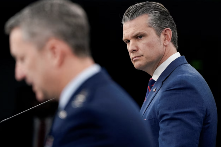Bộ trưởng Chiến tranh Mỹ Pete Hegseth (phải) và Chủ tịch Hội đồng Tham mưu trưởng Liên quân, Tướng Dan Caine, tổ chức một cuộc họp báo tại Lầu Năm Góc ngày 2/3. (Nguồn: CNN)