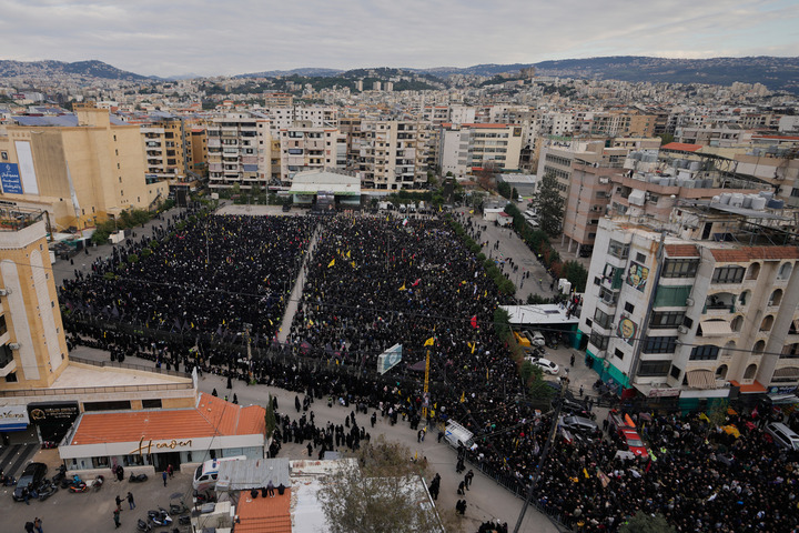 Những người ủng hộ Hezbollah tập trung tưởng niệm cái chết của Lãnh tụ tối cao Iran, Đại giáo chủ Ali Khamenei, tại Lebanon, ngày 1/3. (Ảnh: AP/Hassan Ammar)