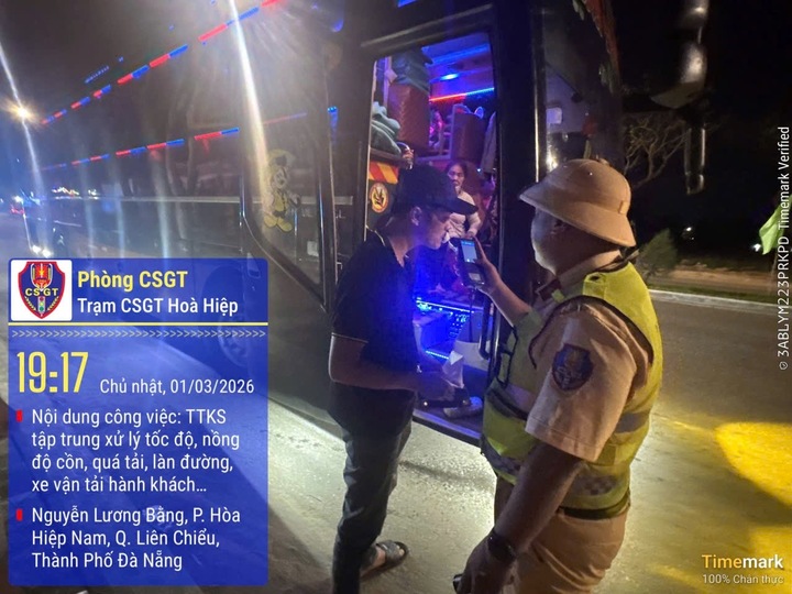 Xe khách 38 chỗ nhồi nhét 53 hành khách. (Ảnh: C.S)