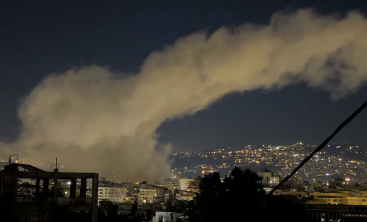 Khói bốc lên từ các cuộc không kích của Israel vào Dahiyeh, vùng ngoại ô phía Nam Beirut, Lebanon. (Nguồn: AP)