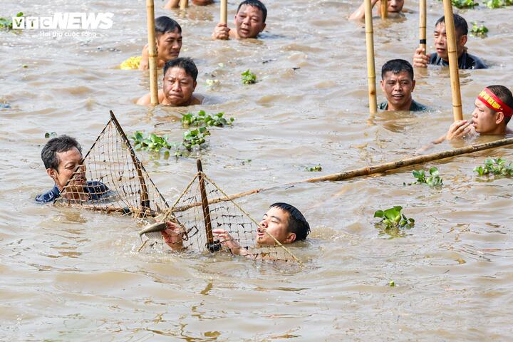 Người dân ngoại thành Hà Nội hò reo dập sào bắt cá trên sông Tích Giang - 6